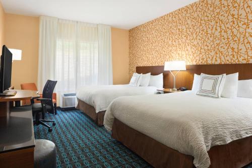 A bed or beds in a room at Fairfield Inn & Suites by Marriott Athens