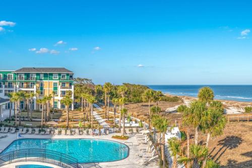 an aerial view of a resort with a swimming pool and the ocean at Courtyard by Marriott Jekyll Island in Jekyll Island