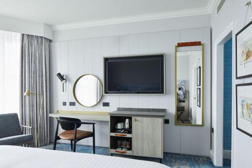TV a/nebo společenská místnost v ubytování Bournemouth Highcliff Marriott Hotel
