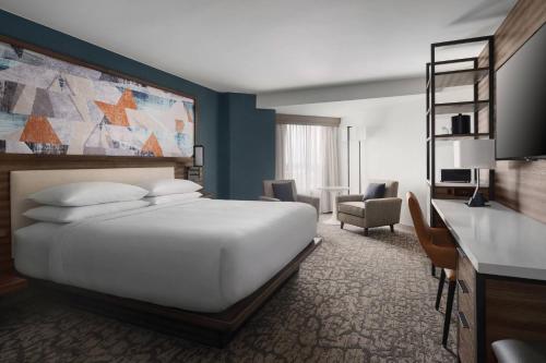 sypialnia z dużym białym łóżkiem w pokoju w obiekcie Marriott Boston Quincy w mieście Quincy