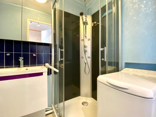 une salle de bain avec une douche, des toilettes et un lavabo dans l'établissement REF 032 Studio pour 4 vue port Crouesty dans résidence avec piscine, à Arzon