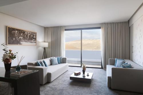 un salon avec un canapé blanc et une grande fenêtre dans l'établissement Vichy Thermalia Spa Hôtel, à Fès