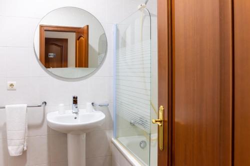 y baño con lavabo y espejo. en Real Ferrol, en Ferrol