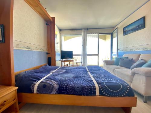 - une chambre avec un grand lit bleu dans l'établissement REF 032 Studio pour 4 vue port Crouesty dans résidence avec piscine, à Arzon