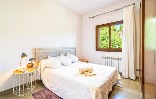 Habitación blanca con cama y ventana en Beautiful Home In Mancor De La Vall With Outdoor Swimming Pool, en Mancor del Valle