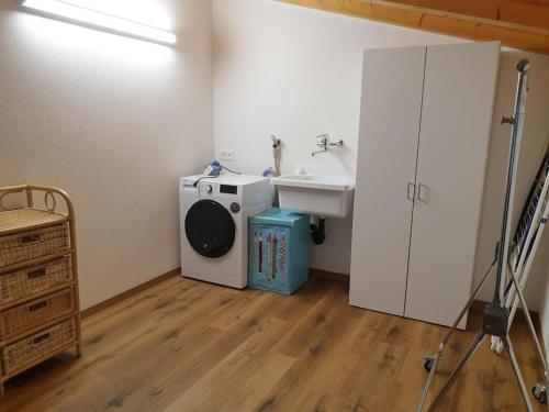 uma casa de banho com um lavatório, um WC e um lavatório. em Mansarda / Loft open space em Signora