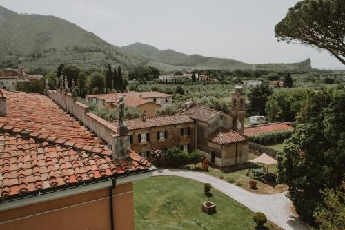 an aerial view of a house with mountains in the background at Agriturismo Villa Rosselmini in Calci