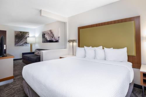 Postel nebo postele na pokoji v ubytování SpringHill Suites Pasadena Arcadia