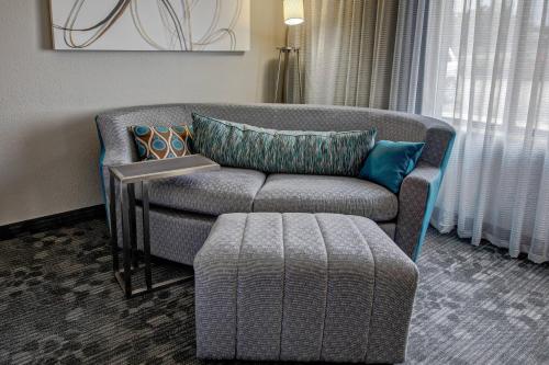 Ruang duduk di Courtyard by Marriott Troy