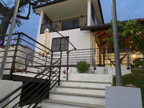 uma casa com escadas que levam até ela em Habitaciones Casa Cuscatlan em Tamanique