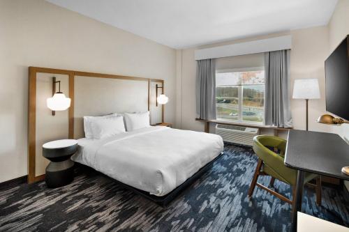 New Albany的住宿－Fairfield Inn & Suites Columbus New Albany，酒店客房设有一张大床和一张书桌。