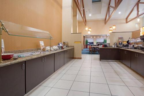Η κουζίνα ή μικρή κουζίνα στο Residence Inn Grand Junction