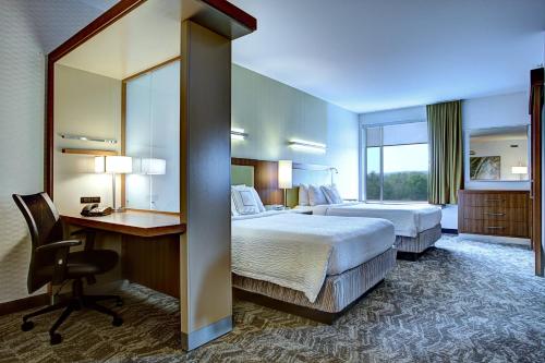 Pokój hotelowy z 2 łóżkami, biurkiem i lustrem w obiekcie SpringHill Suites Harrisburg Hershey w mieście Harrisburg