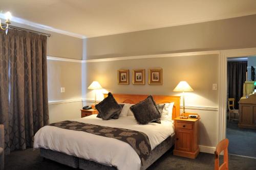 A bed or beds in a room at Cumberland Hotel Worcester