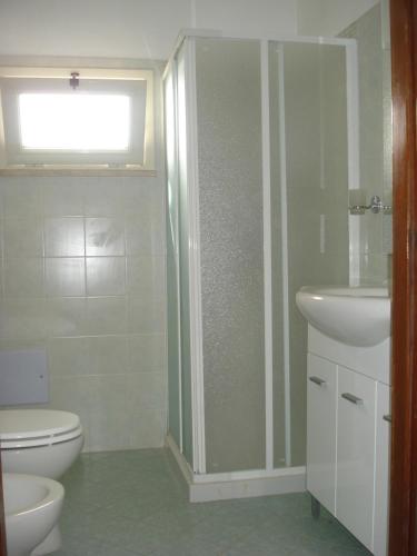 a bathroom with a toilet and a sink at Appartamento nel salento CASAMALENA in Acquarica del Capo