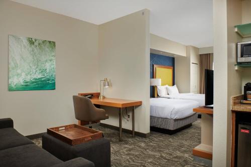 um quarto de hotel com uma cama e uma secretária em SpringHill Suites by Marriott Baton Rouge North / Airport em Baton Rouge
