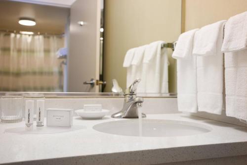 W łazience znajduje się umywalka i lustro. w obiekcie SpringHill Suites Los Angeles LAX/Manhattan Beach w mieście Hawthorne