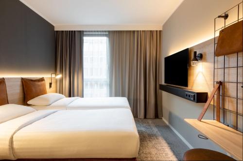Postel nebo postele na pokoji v ubytování Moxy Dortmund City
