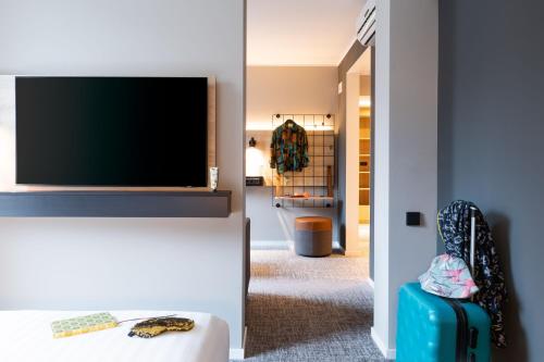 TV a/nebo společenská místnost v ubytování Moxy Dortmund City