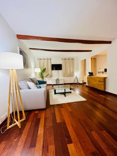 un salon avec un canapé et une table dans l'établissement Vieux-Nice : 2 pièces type loft, à Nice