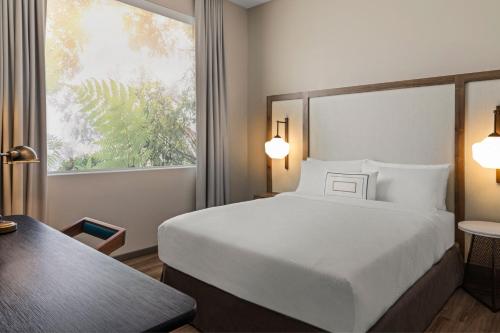 une chambre d'hôtel avec un lit et une fenêtre dans l'établissement Fairfield by Marriott San Jose Airport Alajuela, à Alajuela