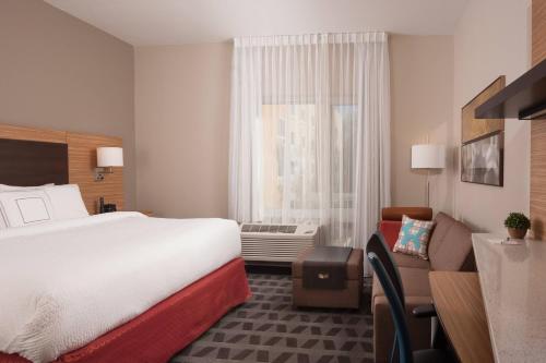 um quarto de hotel com uma cama e uma janela em TownePlace Suites by Marriott Charleston Airport/Convention Center em Charleston