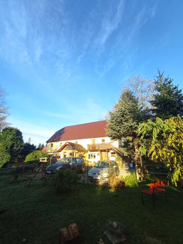 una casa con dos coches aparcados en un patio en Dom na Przedgórzu, en Świeradów-Zdrój