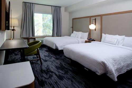 um quarto de hotel com duas camas e uma janela em Fairfield Inn & Suites by Marriott Allentown West em Breinigsville