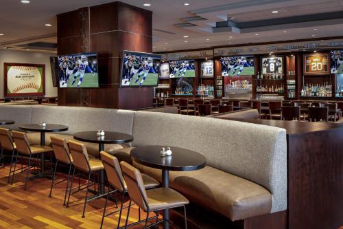 TV a/nebo společenská místnost v ubytování Sheraton Dallas Hotel