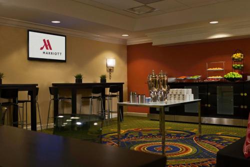 Salon ou bar de l'établissement Washington Dulles Airport Marriott