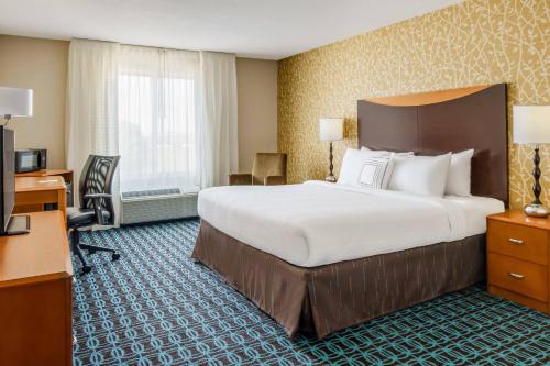皮奧里亞的住宿－Fairfield by Marriott Peoria East，酒店客房设有一张大床和一张书桌。