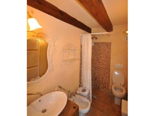 アンギアーリにあるTinaiaのバスルーム(洗面台、トイレ、シャワー付)