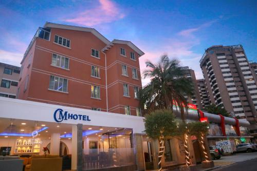 un edificio con una tienda en una calle de la ciudad en Hotel Carolina Montecarlo, en Quito