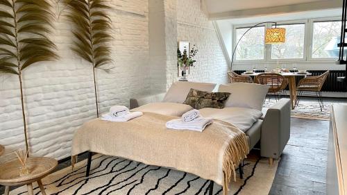 a living room with a bed and a table at APARTVIEW Apartments Krefeld - WLAN - Zentral - ruhig in Krefeld