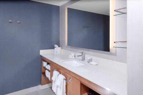 uma casa de banho com um lavatório e um espelho em Residence Inn by Marriott Virginia Beach Town Center em Virginia Beach