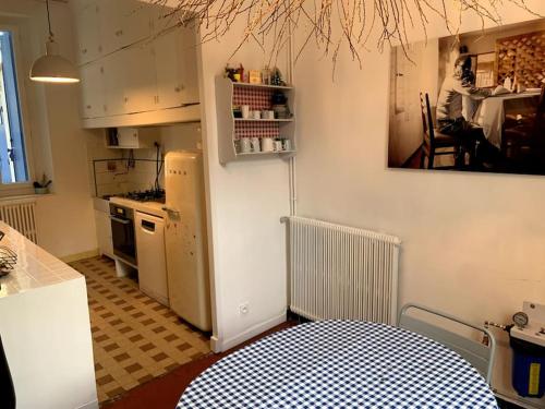 Il comprend une petite cuisine équipée d'une cuisinière et d'un réfrigérateur. dans l'établissement Villa en bord de mer à malmousque, à Marseille