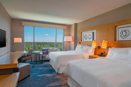 Ένα ή περισσότερα κρεβάτια σε δωμάτιο στο The Westin at The Woodlands