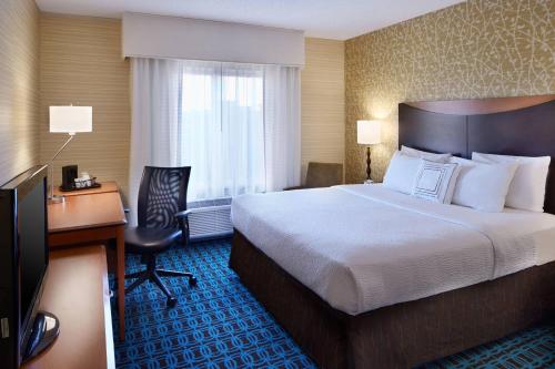 Кровать или кровати в номере Fairfield Inn and Suites Columbus Polaris