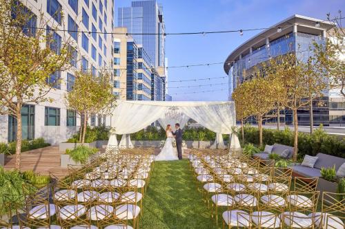 Κήπος έξω από το The Westin at The Woodlands