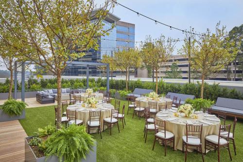 Κήπος έξω από το The Westin at The Woodlands