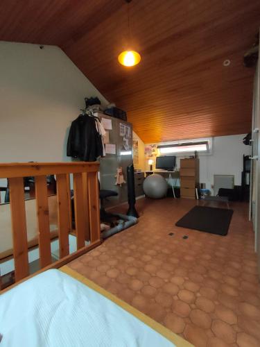 Cette chambre comprend un lit et un plafond en bois. dans l'établissement Chambre Chez l'Habitant BIDART à 300 M de la Mairie et Plage, à Bidart