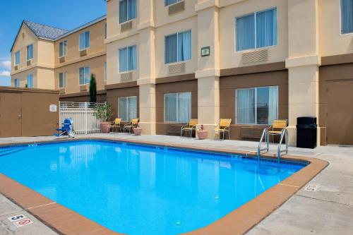 einem Pool vor einem Gebäude in der Unterkunft Fairfield Inn by Marriott Las Cruces in Las Cruces