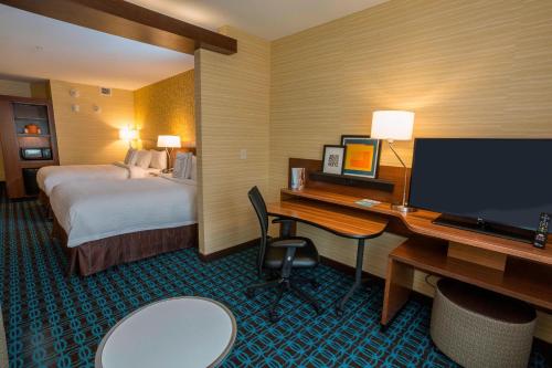 een hotelkamer met een bed en een bureau met een computer bij Fairfield Inn & Suites by Marriott Geneva Finger Lakes in Geneva