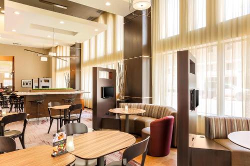 a restaurant with tables and chairs and a bar at Courtyard by Marriott Amarillo Downtown in Amarillo