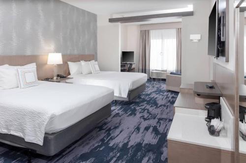 Habitación de hotel con 2 camas y TV en Fairfield Inn & Suites Charlotte Pineville en Charlotte