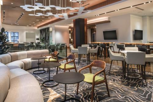 um átrio com sofás e mesas e um bar em The Bidwell Marriott Portland em Portland