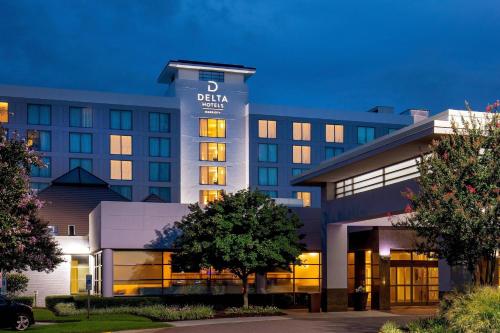 um edifício com um sinal em cima em Delta Hotels by Marriott Chesapeake Norfolk em Chesapeake