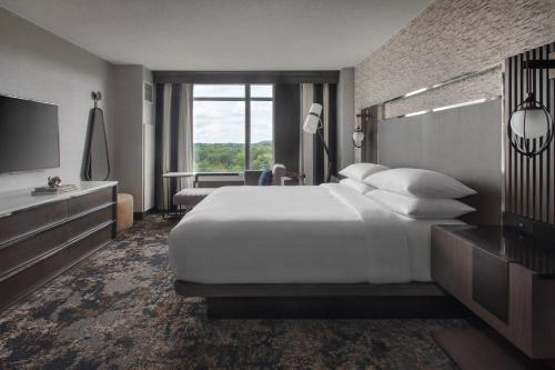 een hotelkamer met een groot bed en een televisie bij Bridgewater Marriott in Bridgewater