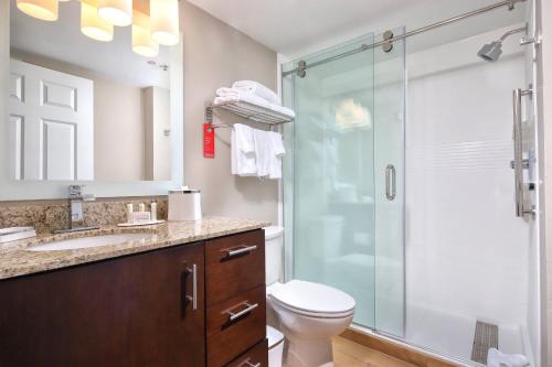uma casa de banho com um chuveiro, um WC e um lavatório. em TownePlace Suites Tucson em Tucson