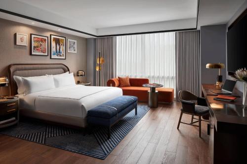 um quarto de hotel com uma cama e uma secretária em The Opus Westchester, Autograph Collection em White Plains